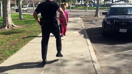 Un policier s'arrête pour jouer à la marelle avec une fille de 11 ans SDF