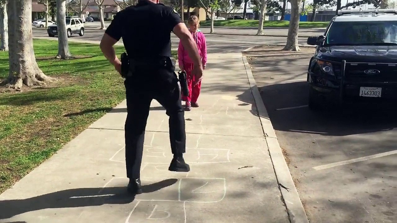 Un policier s'arrête pour jouer à la marelle avec une fille de 11 ans SDF