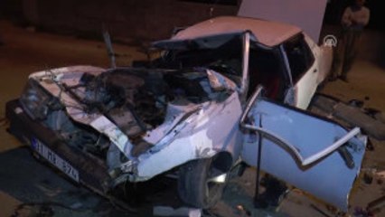 Otomobil Elektrik Direğine Çarptı