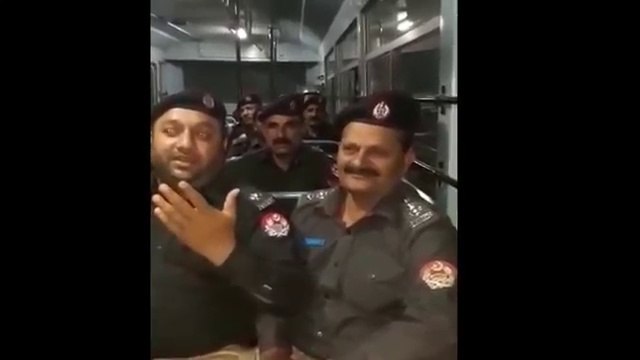 -Amazing Voice Police Man Singing Naat Very Beautiful l Voice Of Pakistani Police 2017 - Urdu Naat