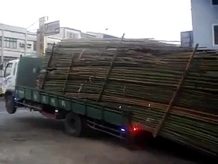 Amazing Way To Unload Wood From A Truck | World's Best Truck Drivers | talentdunia.in