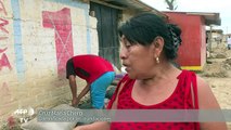 Sacos de arena para evitar que el lodo entre a las casas en Perú