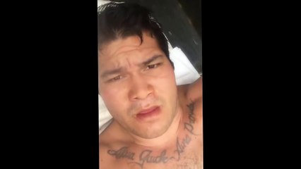 Se hace un videoselfie después de sobrevivir al ataque de un tiburón tigre