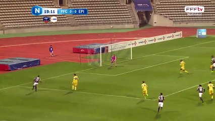 Bon centre mais personne pour le reprendre