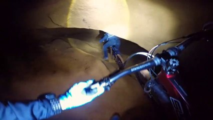 Faire du VTT dans une mine désaffectée en France