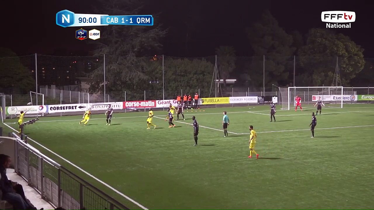 Belle action avec le ballon qui traverse la surface