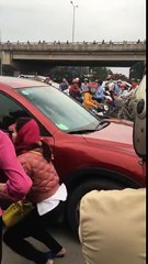 [XEM] Người phụ nữ nhảy lên nắp capo đánh ghen cô gái bằng tuổi cháu