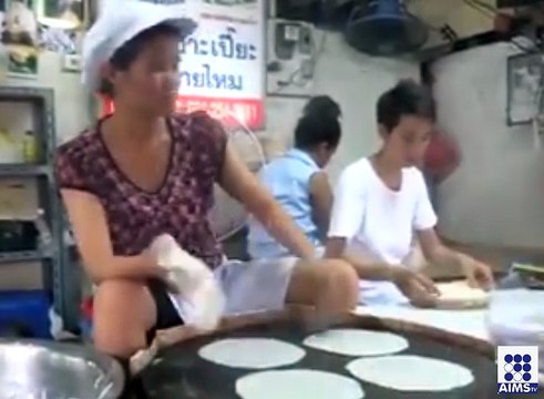 روٹی بنانے کی ایسی مہارت ہر کسی میں نہیں ہوتی ایسی ماہر خاتون کو دیکھنے کے لئے وڈیو لنک پر کلک کریں؛