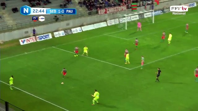 Oh quelle occasion ratée par l'attaquant de Pau seul au second poteau !