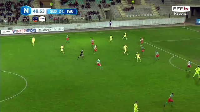 Quelle magnifique occasion pour Pau ! La frappe passe juste à côté.