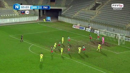 Corner repoussé par la défense.