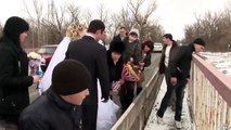 Ce couple russe interromps leur mariage pour sauver un homme en train de se noyer