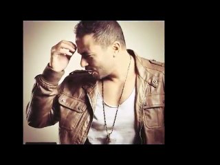 فنان يقبل قدم امه