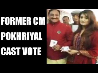 Скачать видео: Uttarakhand 2017: Former CM Pokhriyal cast vote: Watch video | Oneindia News