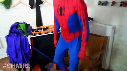 SPIDERMAN vs TREN de Spiderman acaba de perder el tren de la Diversión Película de Superhéroes en la Vida Real SHMI