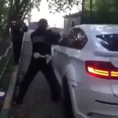 Un policier russe n’arrive pas à casser la vitre d’un 4×4 BMW