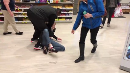 Un agent de sécurité tente de retenir une voleuse en attendant la police