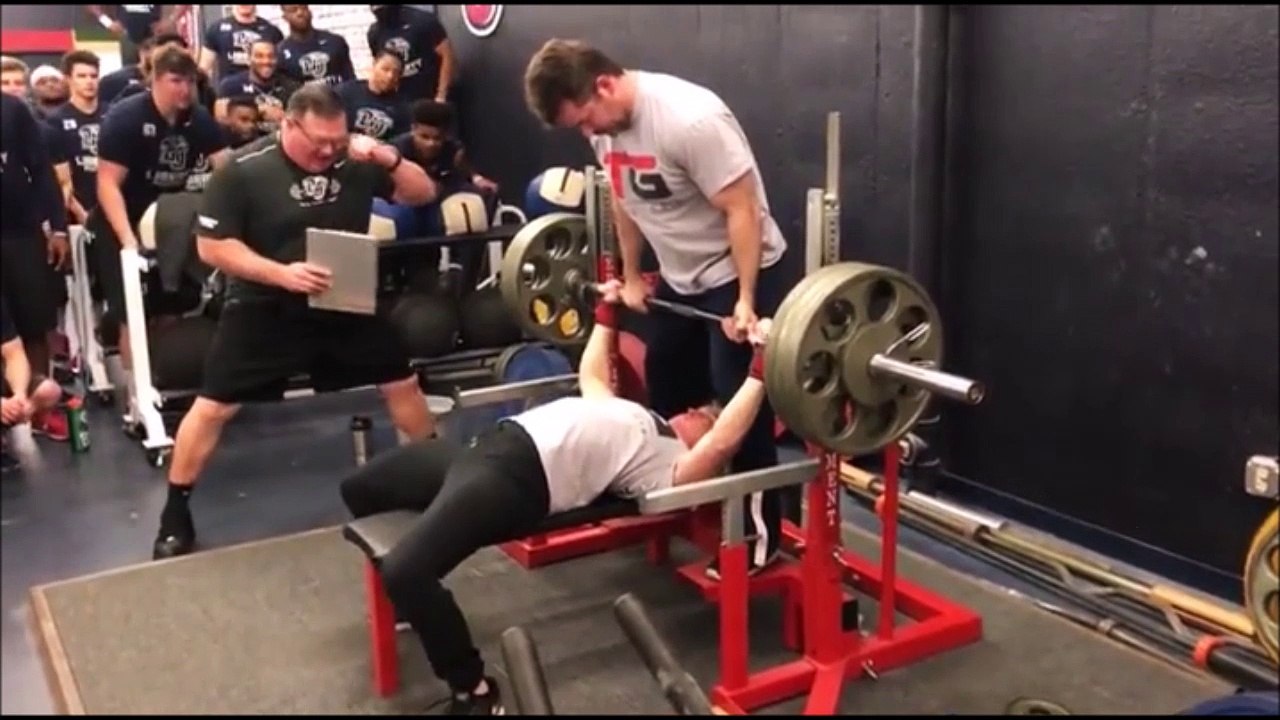 Elle soulève 150 kg d'haltères... Alors c'est qui la patronne