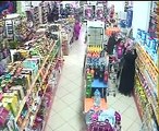 kadınlar markette kameralara yakalanıyor 3 kadın birden çete halınde hırs�