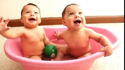 Twin Baby Bathtime - Babies discover the Bath for the first time_HIGH