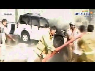 A car caught fire at Guindy  | ஓடும் காரில் தீ விபத்து... தப்பி ஓடிய பெண்கள்