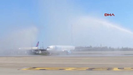 Antalya Isveçli Turistler 'Su Takı'yla Karşılandı