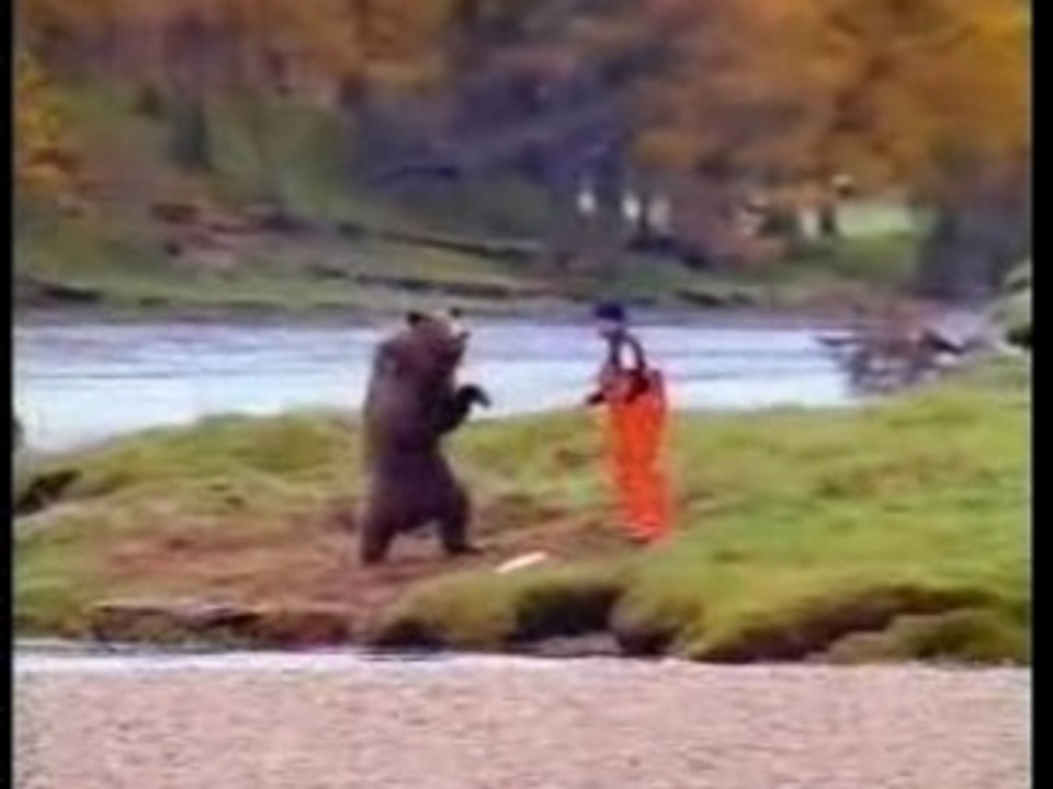 Faces of death - Guy Fights Bear For Fish