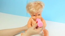 Cambiamos el pañal y le damos biberón a la bebé Pompitas - Capítulo #9 - vídeos nenuco e