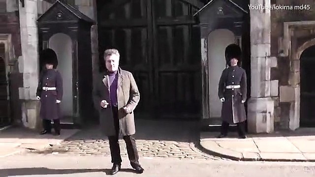 Turisti kërcen para rojeve mbretërore, por ajo që ndodh më pas e lë pa fjalë