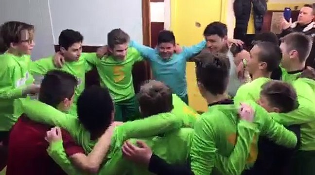 Cri de guerre après la victoire 3-0 contre le JS Moliens le 25/03/2017 en championnat