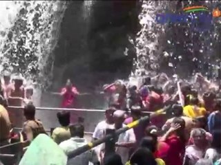 சுட்டெரிக்கும் வெயில்.. சுருளி அருவியில் குவியும் சுற்றுலாபயணிகள்- வீடியோ