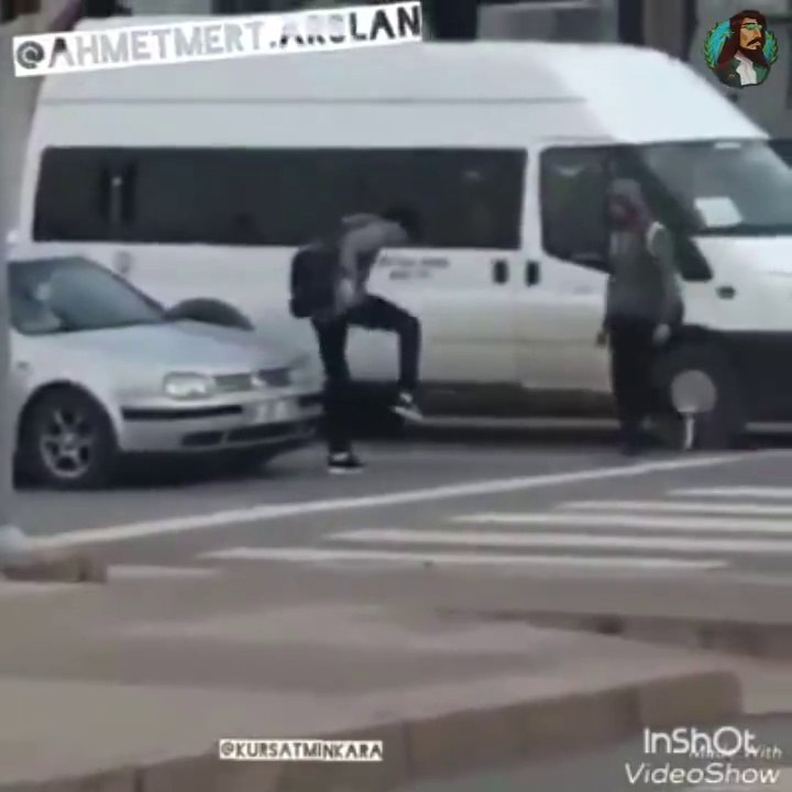 Trafik ışıklarında araç sürücülerini Trollediler.