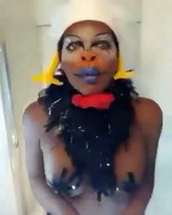 Pero que es esto un hombre disfrazado de pato y haciendo sus sonidos