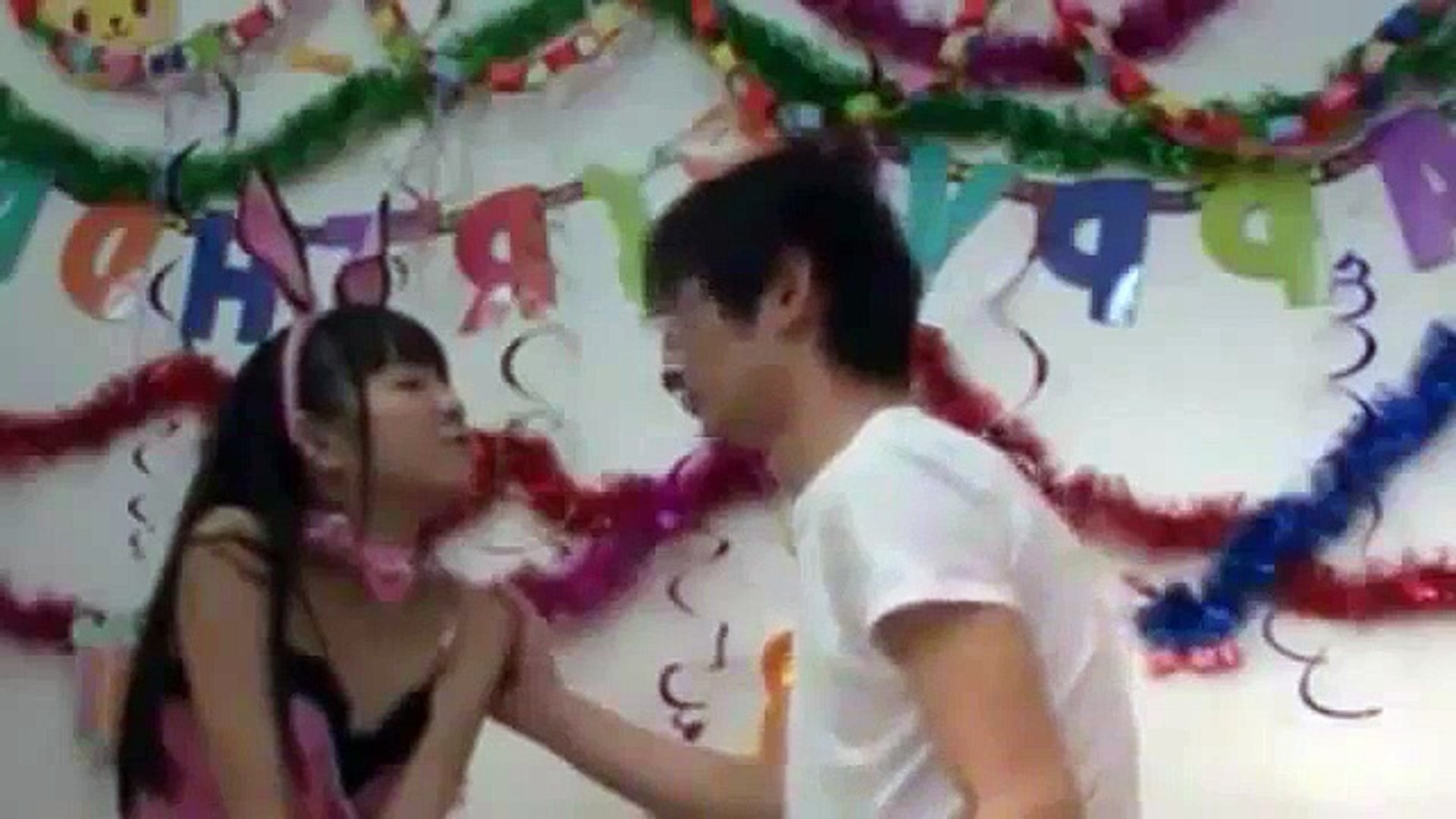 誕生日会でコスプレパーティー そしてキスするカップル 2 Video Dailymotion