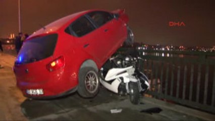 Unkapanı Köprüsü'nde Otomobil Balık Tutanların Arasına Daldı: 1 Ağır, 2 Yaralı