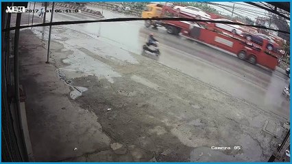 Đường trơn, cô gái tông xe đạp, thản nhiên bỏ đi