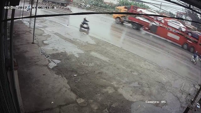 Cô gái tông xe đạp, thản nhiên dựng xe bỏ đi