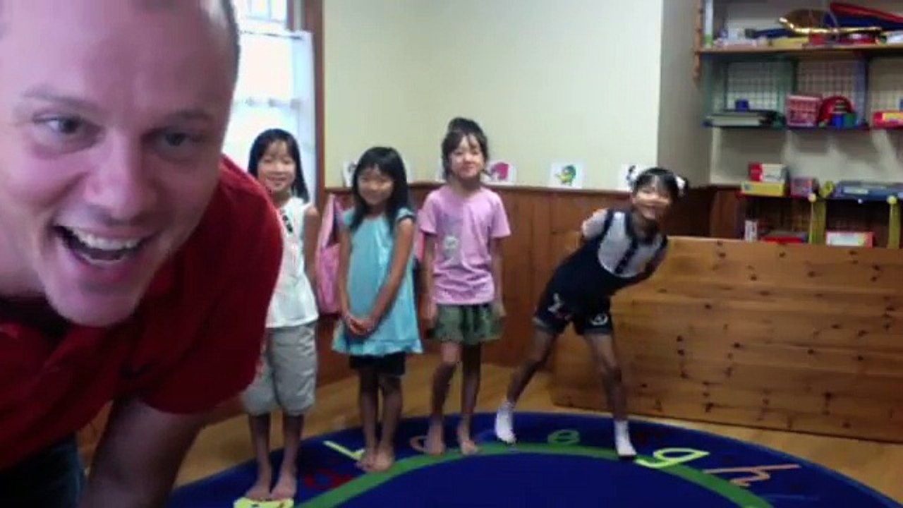 Great Classroom Song! - Walk Around the Farm! - by ELF Learning-tI9N1JOCCKg