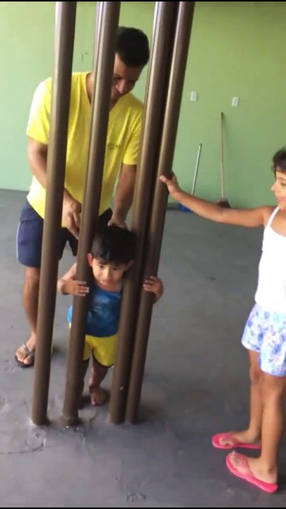 Menino com a cabeça entre canos - Veja o desfecho da situação!