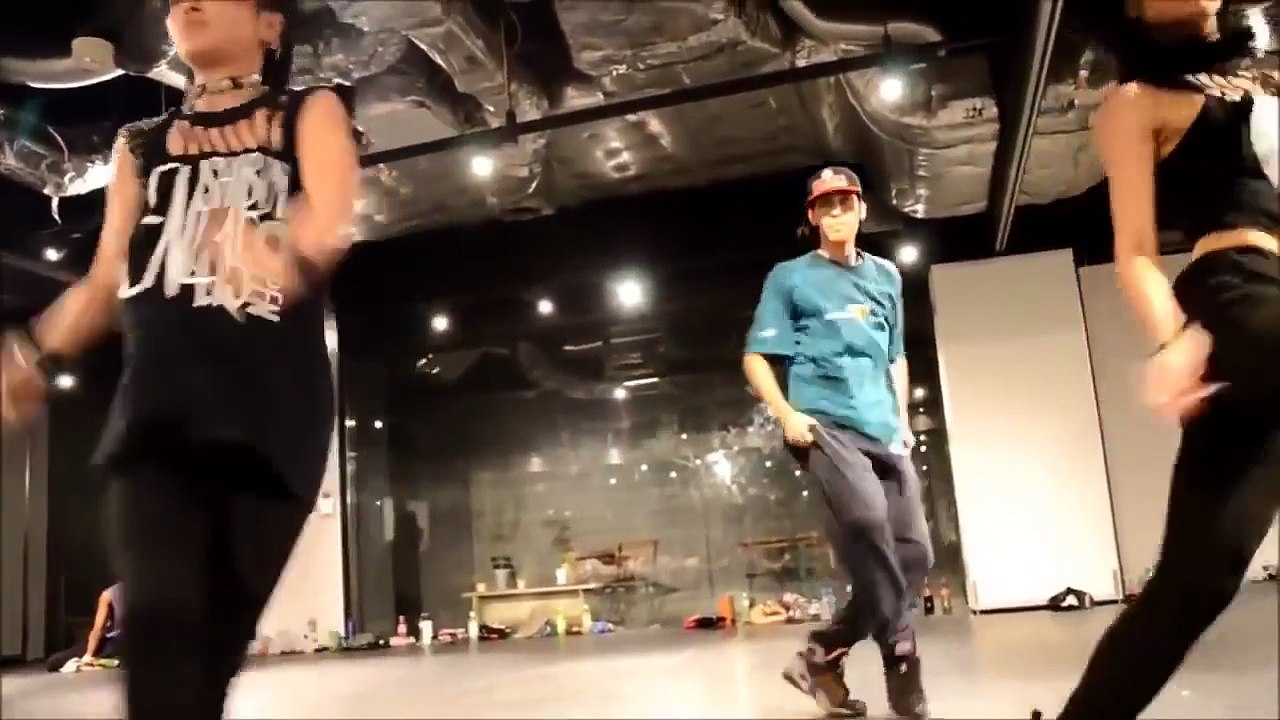 リオ五輪閉会式で話題 AyaBambi(アヤバンビ)の凄すぎるダンス 2016.8.22公開 聯合ニュース コ・イルファン記者が、「オリンピック閉会式に現れた『スーパーマリオ』安倍