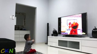 Watching Elmo's World on TV Suddenly Elmo Appears To Surprise Ckn Toys-e