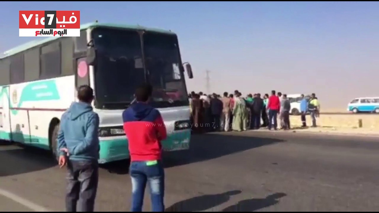 قارئ يشارك بفيديو لحادث انقلاب سيارتين على طريق...