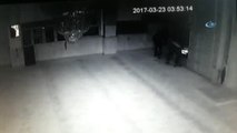 Camiyi Soyup Kur'anı Kerimleri Çalan Hırsızlar Kamerada