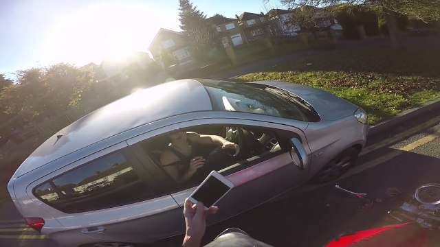 Tu veux ton portable ? Fallait pas me faire chier...