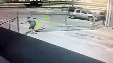 Il a beaucoup de mal à fermer un portail à cause du vent