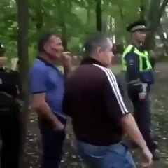 Un policier russe tente de casser la fenêtre d'une BMW