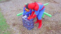 SUPERMAN vs SPIDERMAN POWER WHEELS RACE GIANT SURPRISE TOYS KIDS opening PLAYTIME AT THE PARK batman-b37uqW