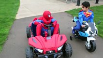 SUPERMAN vs SPIDERMAN POWER WHEELS RACE GIANT SURPRISE TOYS KIDS opening PLAYTIME AT THE PARK batman-b37u