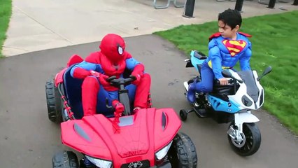 SUPERMAN vs SPIDERMAN POWER WHEELS RACE GIANT SURPRISE TOYS KIDS opening PLAYTIME AT THE PARK batman-b37
