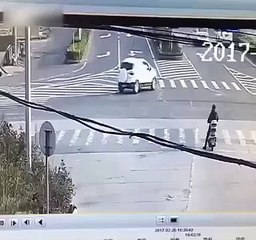 Terrible car crash!!! People fly out of tuk tuk taxi http://BestDramaTv.Net